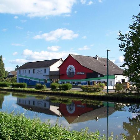 Hotel La Peniche Pierrefitte-sur-Loire Exterior foto
